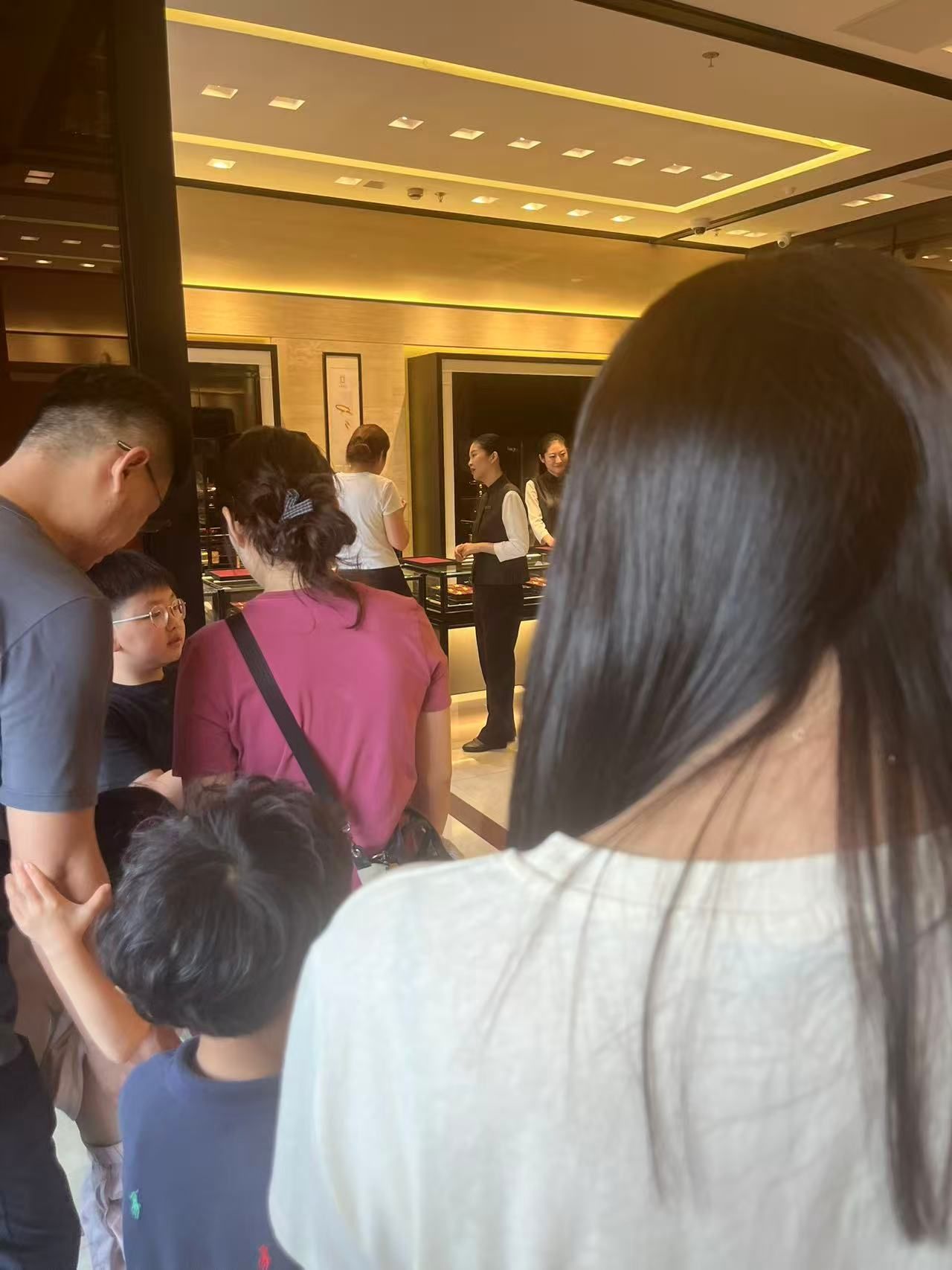 一线见闻 | 金价再创新高带动买金热：水贝价格一月涨百元	，金店争相打折促销