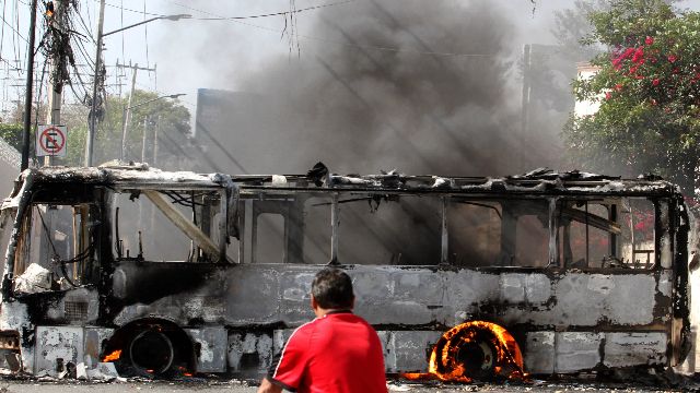 瓜达拉哈拉街头被焚烧的巴士 （来源：新华社图）